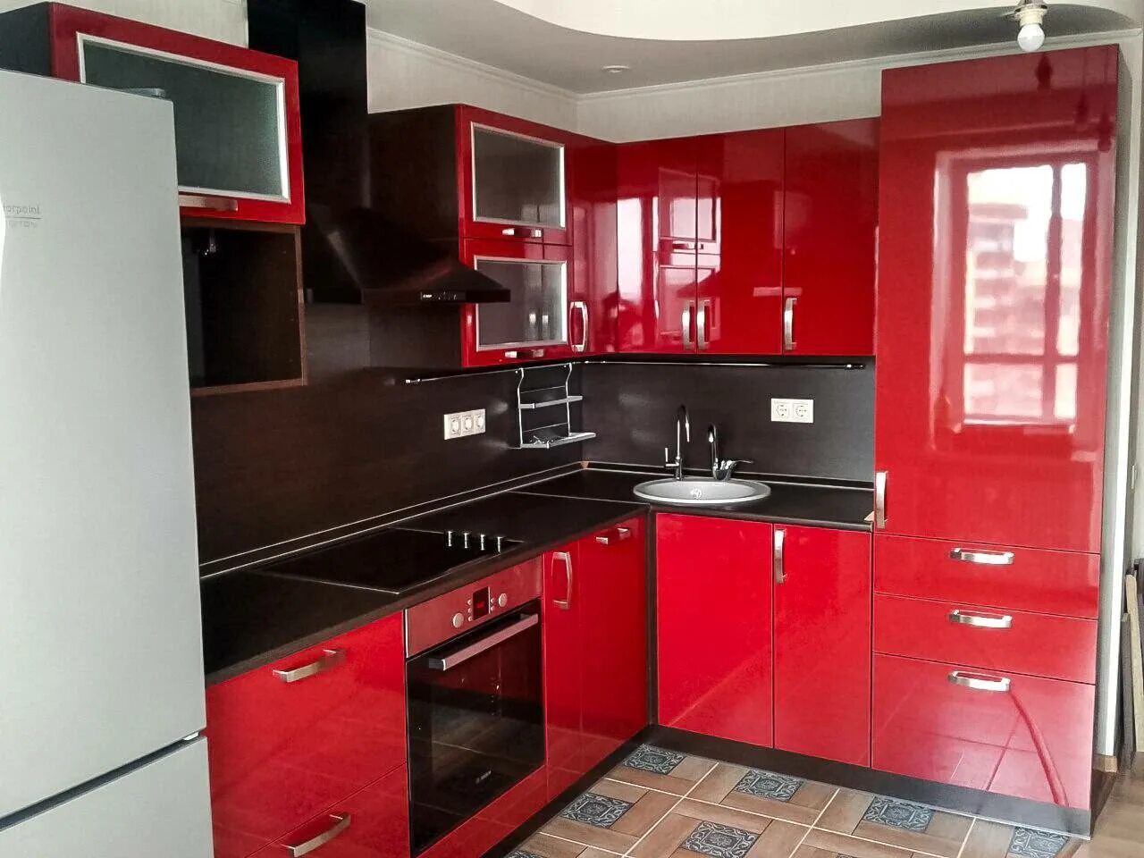 Кухня угловая красная фото Угловая красная кухня за 5300 у.е. с большим количеством декора