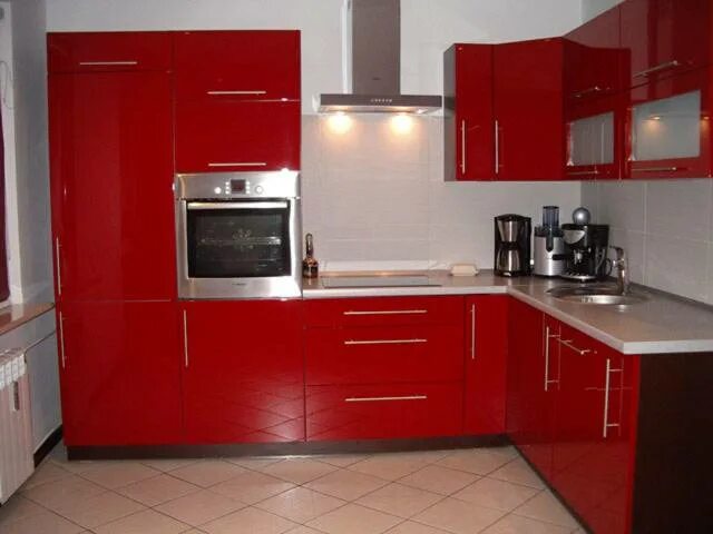 Кухня угловая красная фото Функциональная угловая кухня с красными фасадами