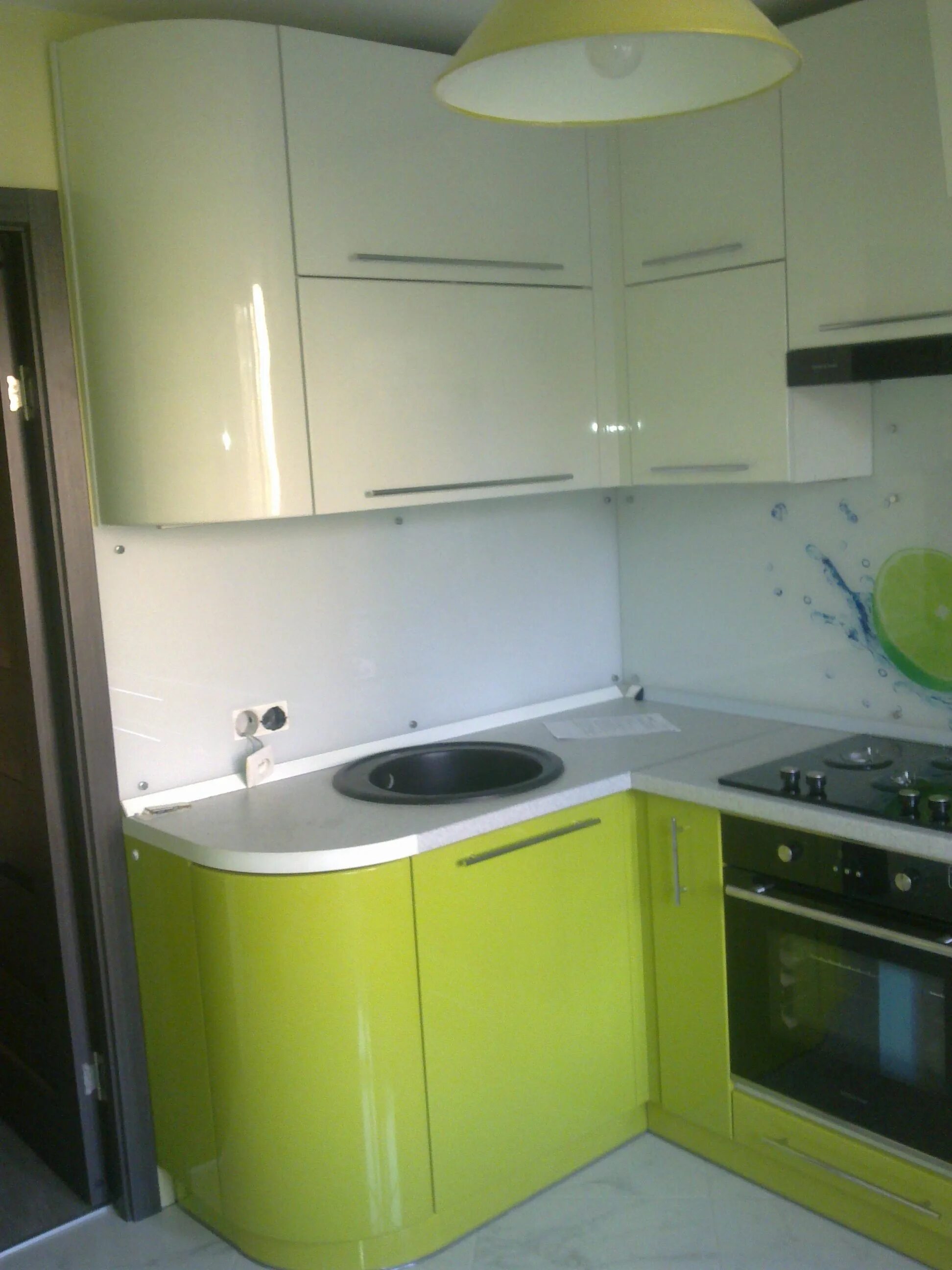 Кухня угловая малогабаритная фото с холодильником Кухонный гарнитур угловой для кухни 6 кв м с холодильником - фото