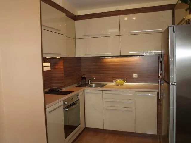 Кухня угловая малогабаритная фото с холодильником Малогабаритная кухня - Крем брюле глянец - Мебель "Соня"