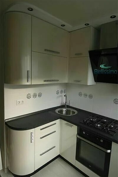 Кухня угловая малогабаритная фото с холодильником Маленькая кухня белая черная компактная планировка угловая красивая удобная ремо