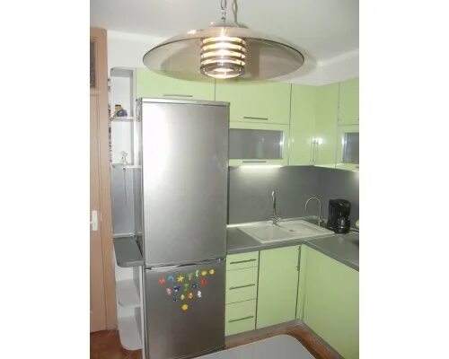 Кухня угловая малогабаритная фото с холодильником Маленькие угловые кухни в хрущевке: фото с холодильником и раковиной в углу