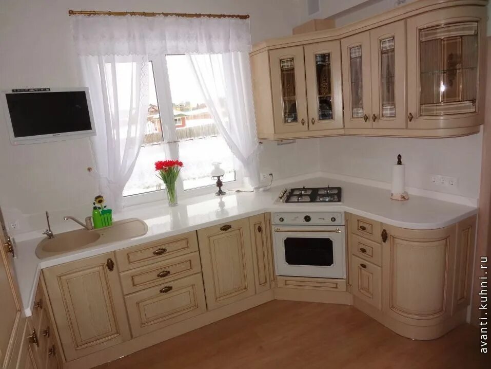 Кухня угловая с окном фото цена Белая угловая кухня 10 кв. м с варочной панелью в углу (фото)