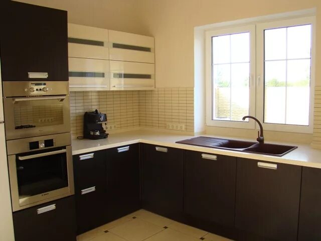 Кухня угловая с окном фото цена Кухни на заказ стиля модерн - каталог и цены