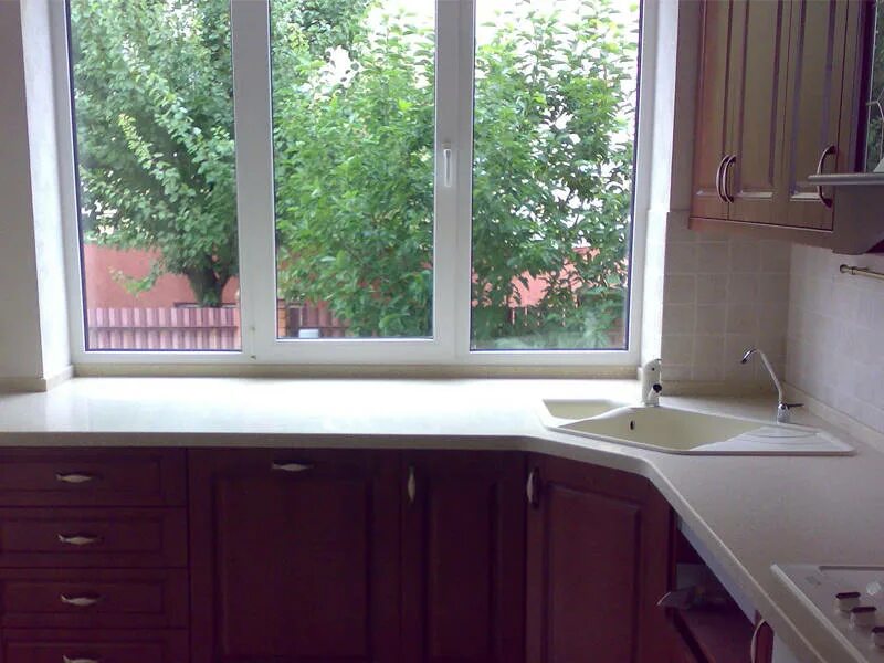 Кухня угловая с окном фото цена Купить столешницу с окном в частном доме из искусственного камня в Москве - фото