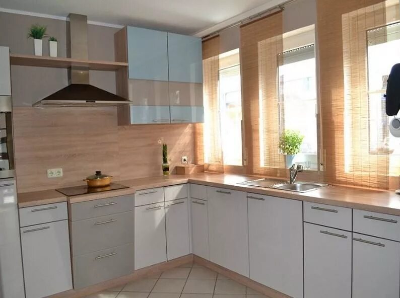 Кухня угловая с окном варианты интерьера Дизайн кухни с двумя угловыми окнами - Гранд Проект Декор.ру