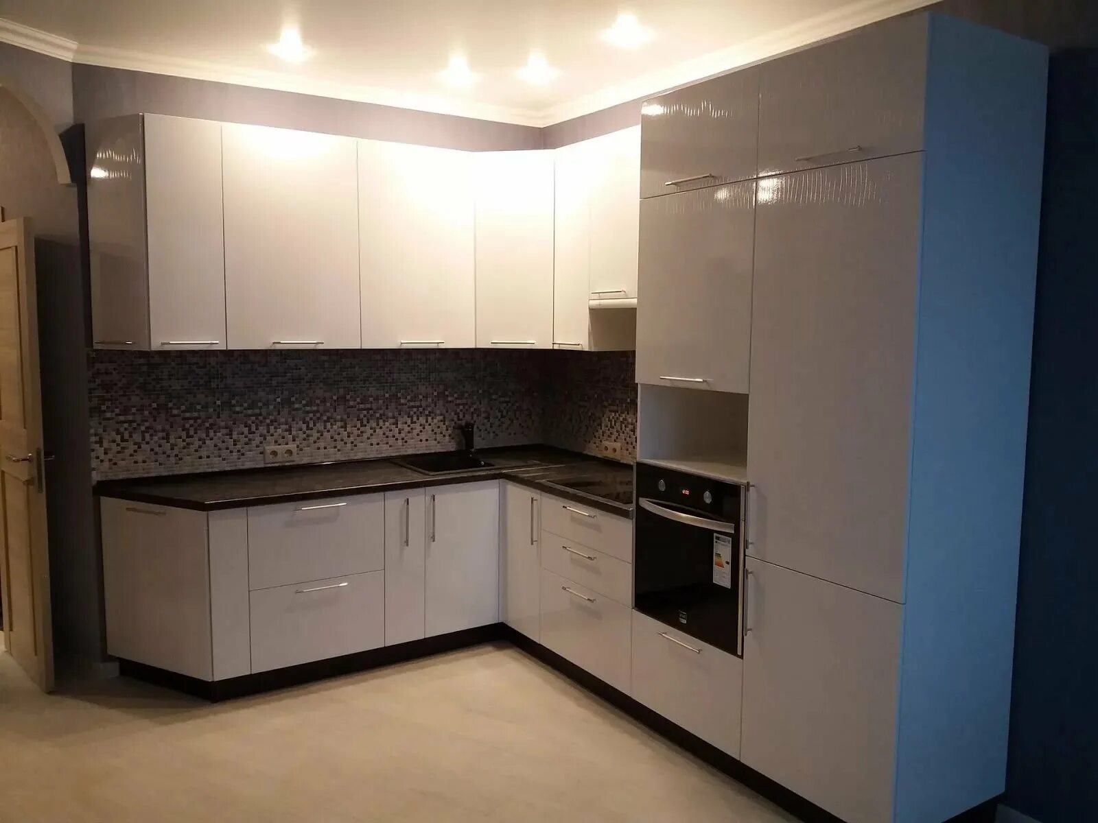 Кухня угловая с пеналом фото дизайн Угловые кухни правая сторона: найдено 79 изображений