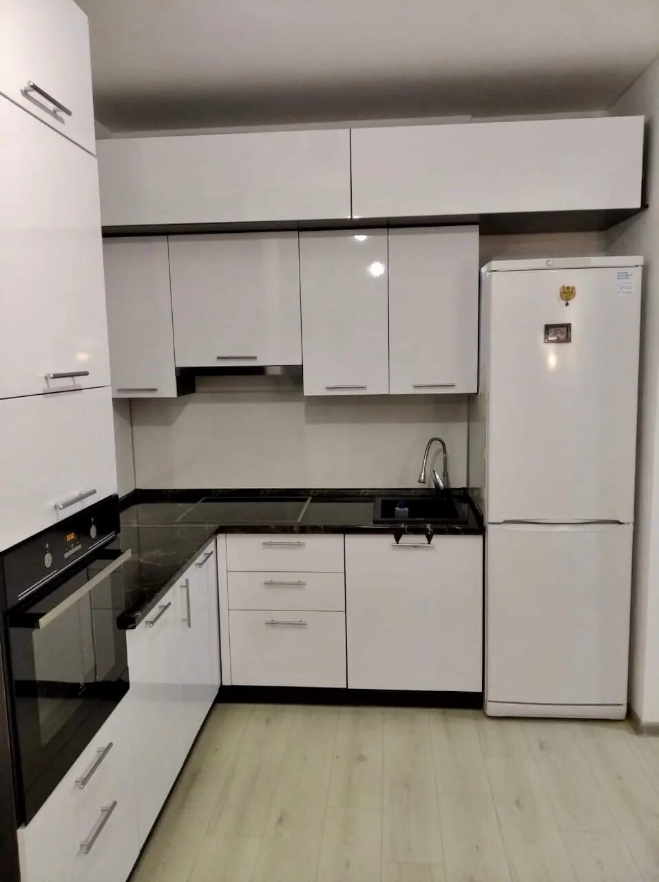 Кухня угловая с пеналом фото дизайн Угловая кухня с пеналом - Угловые кухни - Кухни - Каталог