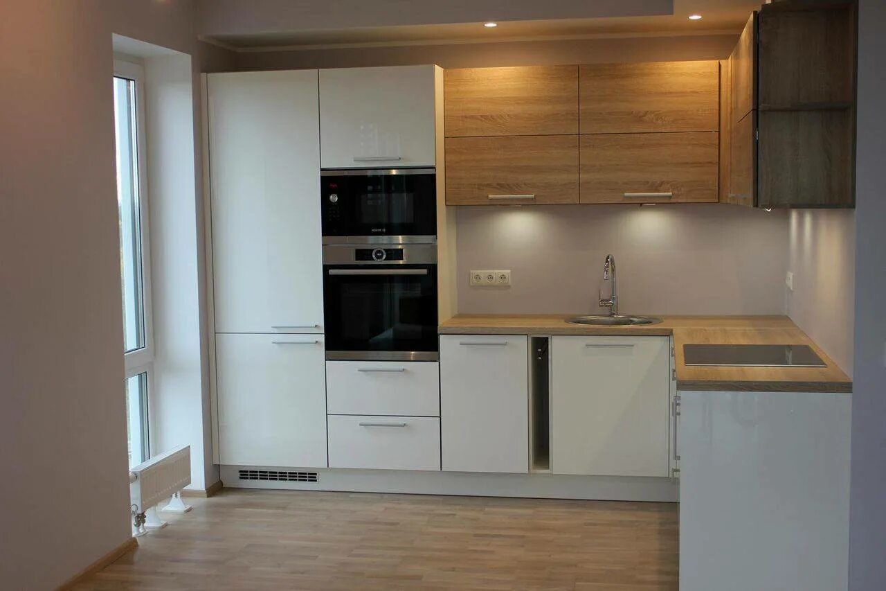 Кухня угловая с пеналом фото дизайн Проект угловой белой кухни 10 кв с пеналом и ТВ над холодильником