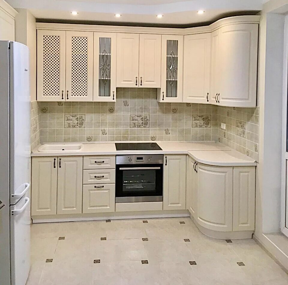 Кухня угловая светлая фото дизайн Очаровательная СВЕТЛАЯ КУХНЯ под потолок с радиусными фасадами. ТОП проект. Живы