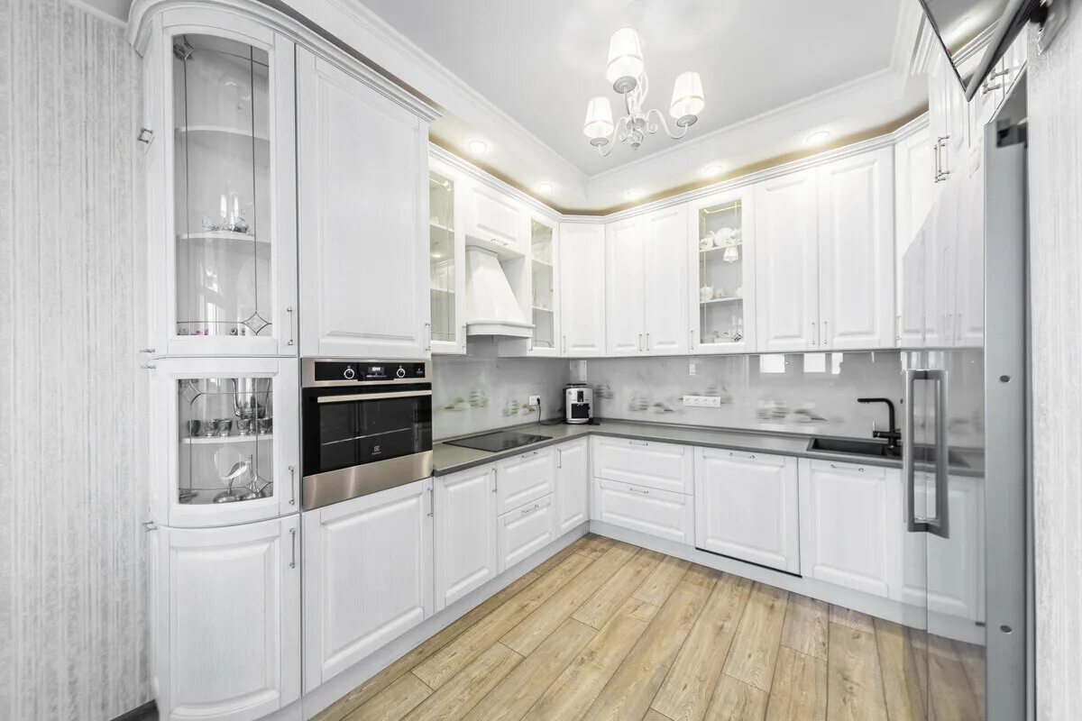 Кухня угловая светлая фото дизайн Большая угловая кухня в классическом стиле с подсветкой и встроенной техникой (1