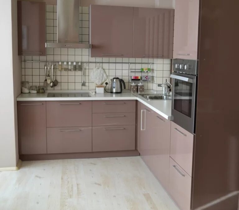 Кухня угловая цвет капучино фото КСЕНИЯ фасад МДФ (кофе с молоком глянец) . Стенд*мебель