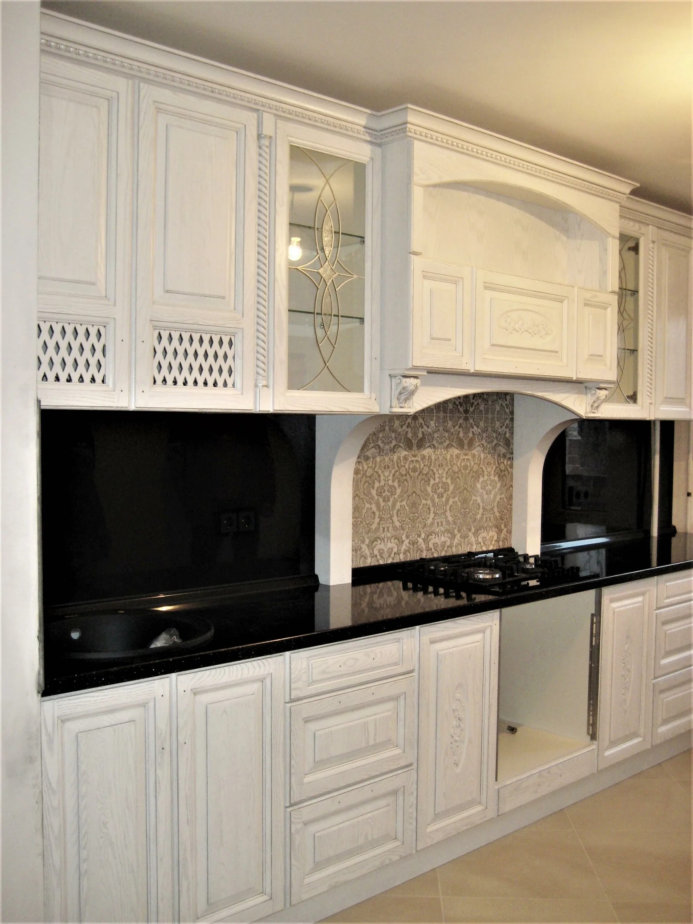 Кухня ясень белый фото в интерьере Фото - Классическая белая кухня, фасады из ясеня.