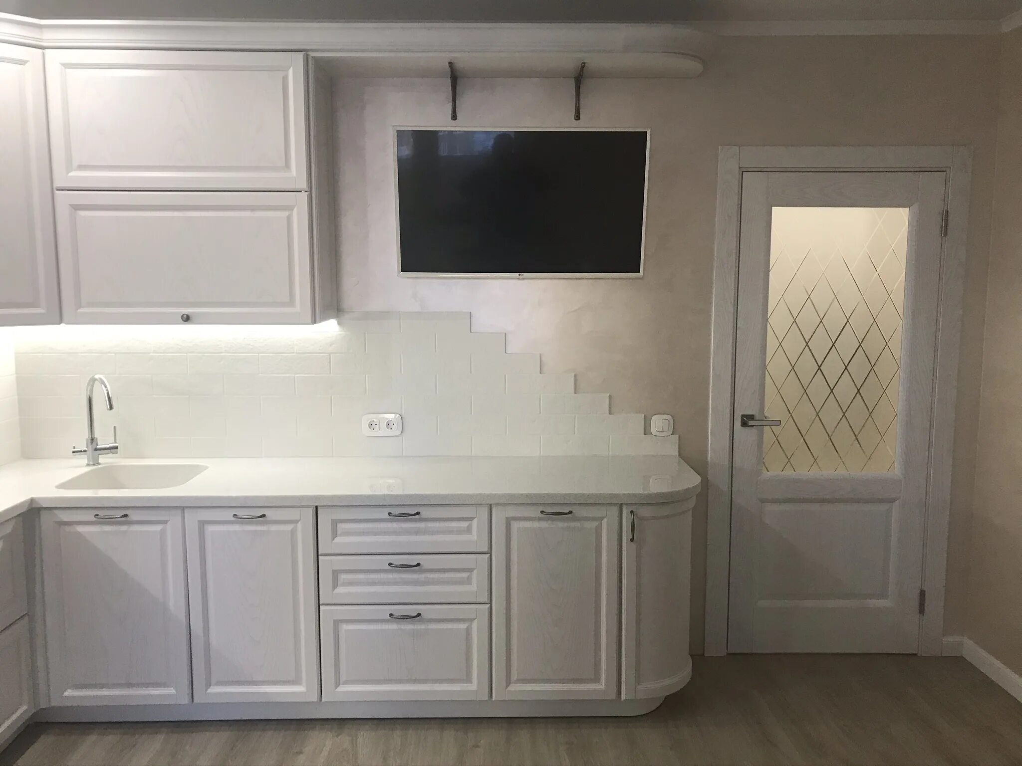 Кухня ясень белый фото в интерьере Кухня BIANCO Ясень Авангард Евродизайн