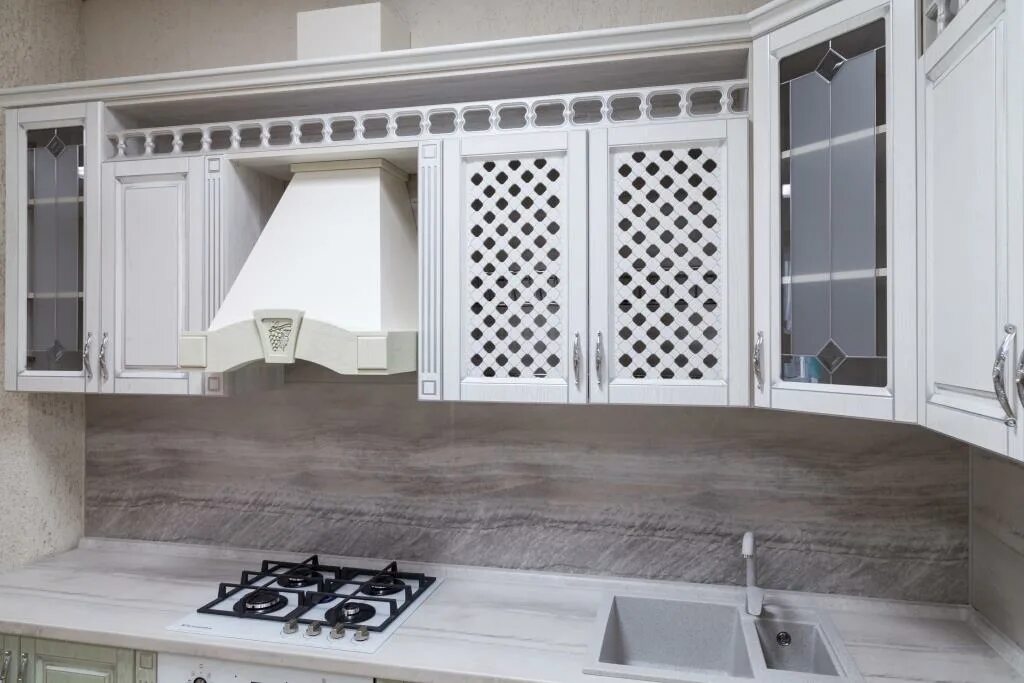 Кухня ясень белый фото в интерьере Кухня пленка Дуб белый патина серебро + Ясень фисташка патина олива