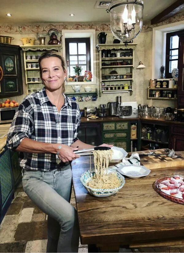 Кухня юлии высоцкой фото интерьер На кухне звезды: интерьер кухни Юлии Высоцкой Интерьер, Дома знаменитостей, Кухн