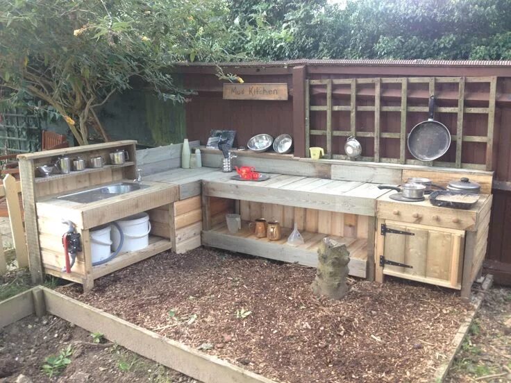 Кухонная мебель для дачи своими руками Our new mud kitchen #mudkitchen #openendedplay #mud Cucina di fango, Giardino pe