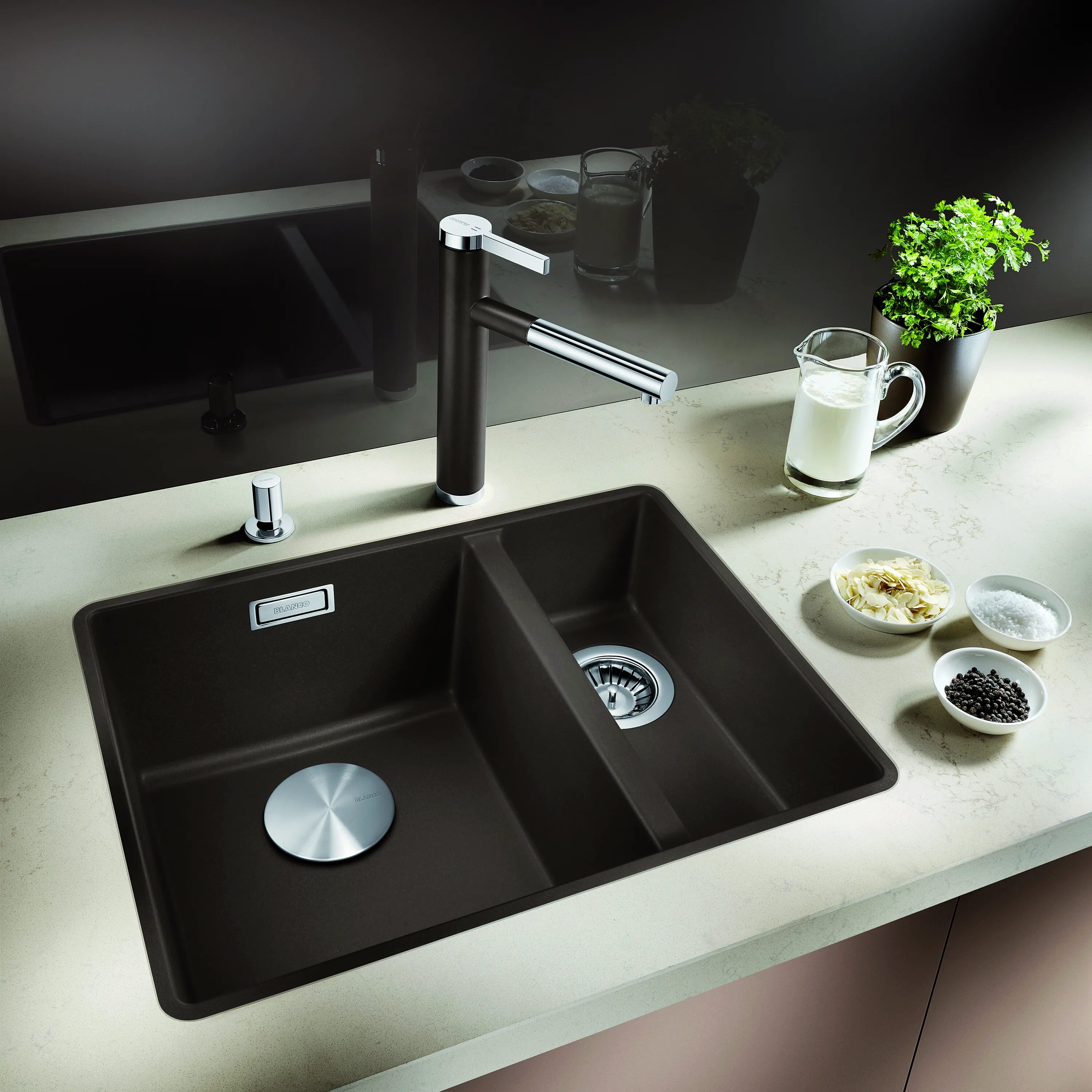 Кухонная мойка в интерьере Modern Black Kitchen Sink for Stylish Home Decor