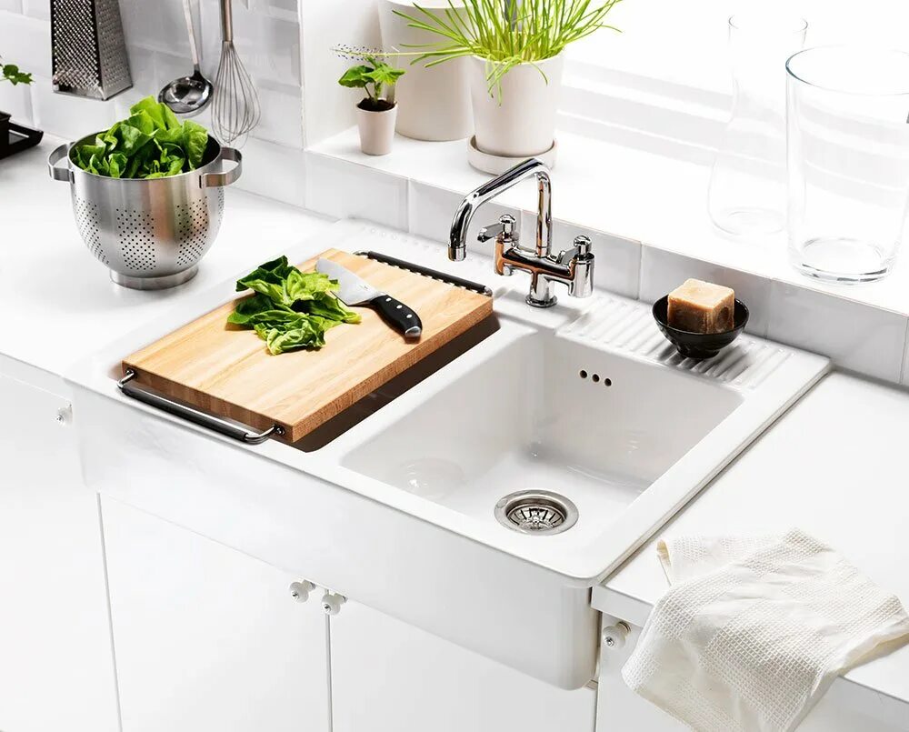 Кухонная мойка в интерьере кухни Белая керамическая мойка: найдено 90 изображений