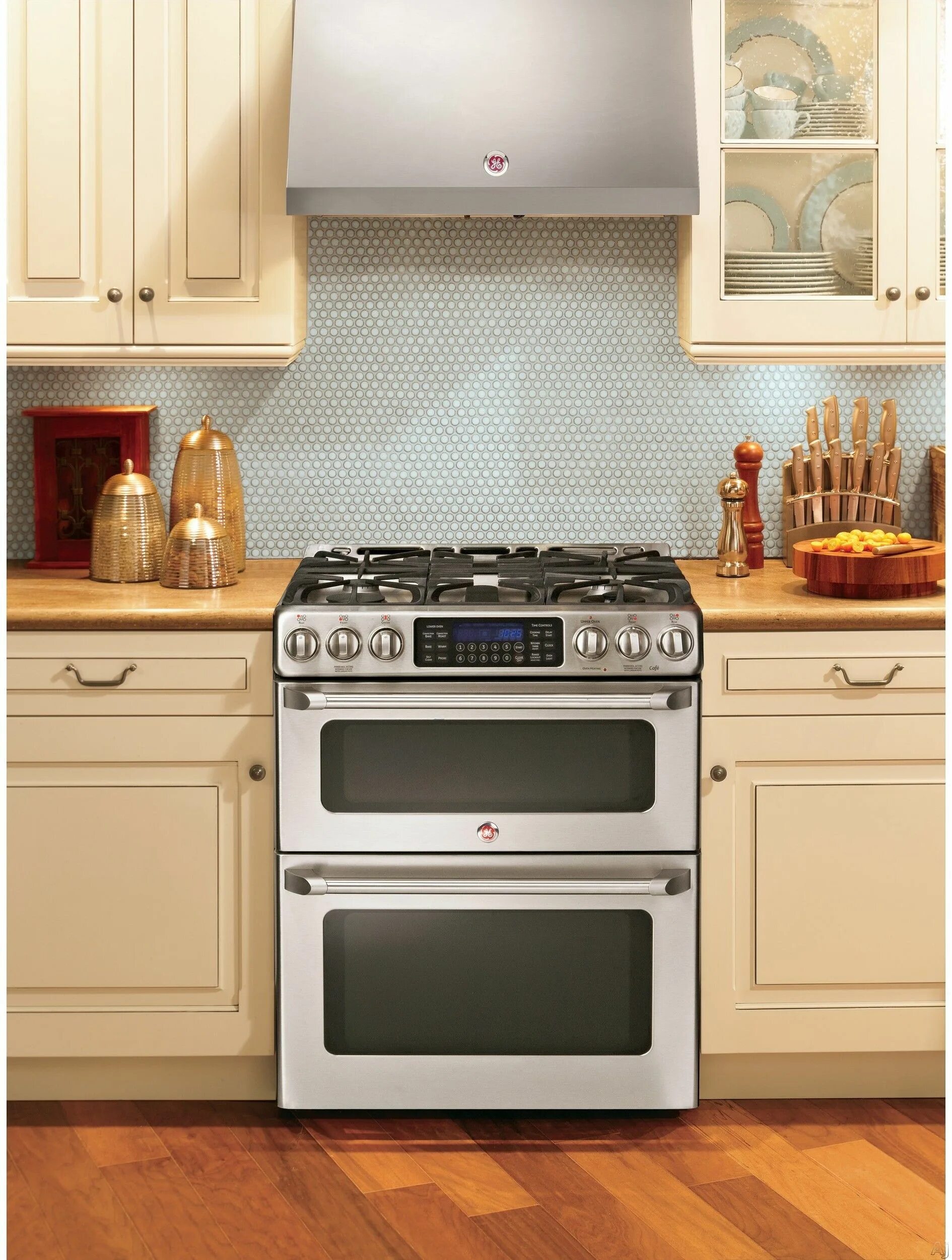 Кухонная плита в интерьере Range with overhead stainless hood GE CGS990SETSS 30" Freestanding Gas Range wit