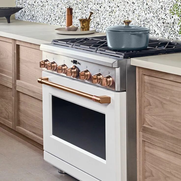 Кухонная плита в интерьере Cafe 30 in. 4 Burner Element Smart Slide-In Double Oven Induction Range with Con