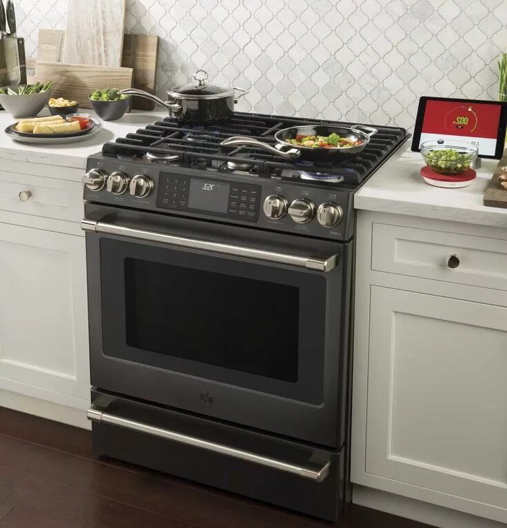 Кухонная плита в интерьере ge cafaa ¢ series 30 slide in front control range with warming drawer