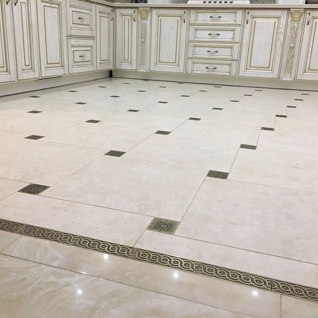 Кухонная плитка на пол фото Кухня в частном доме с элементами декоров KAVARTI. Коллекция Classic.