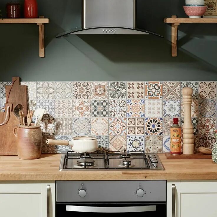 Кухонная плитка в интерьере Allendale Antique White Kitchen Fitted Kitchens Howdens Mediterranean decor, Kit