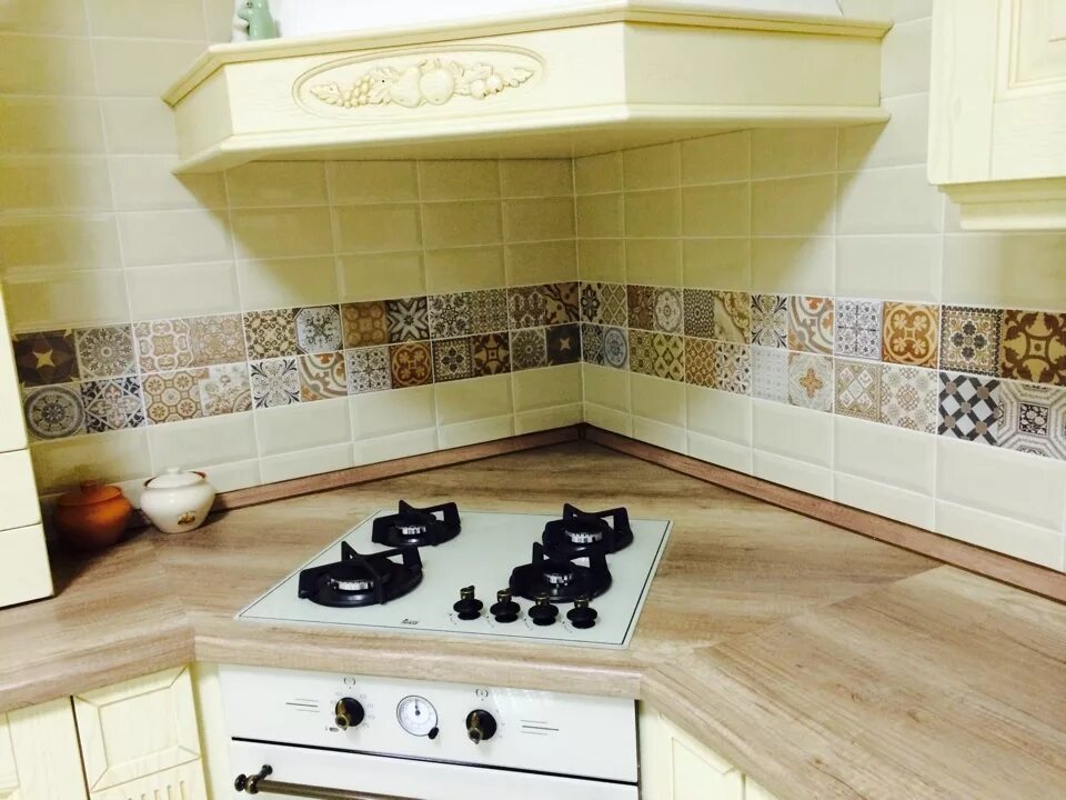 Кухонная плитка в интерьере Плитка на фартук кухни (95 фото): керамический кафель и его укладка для кухонног