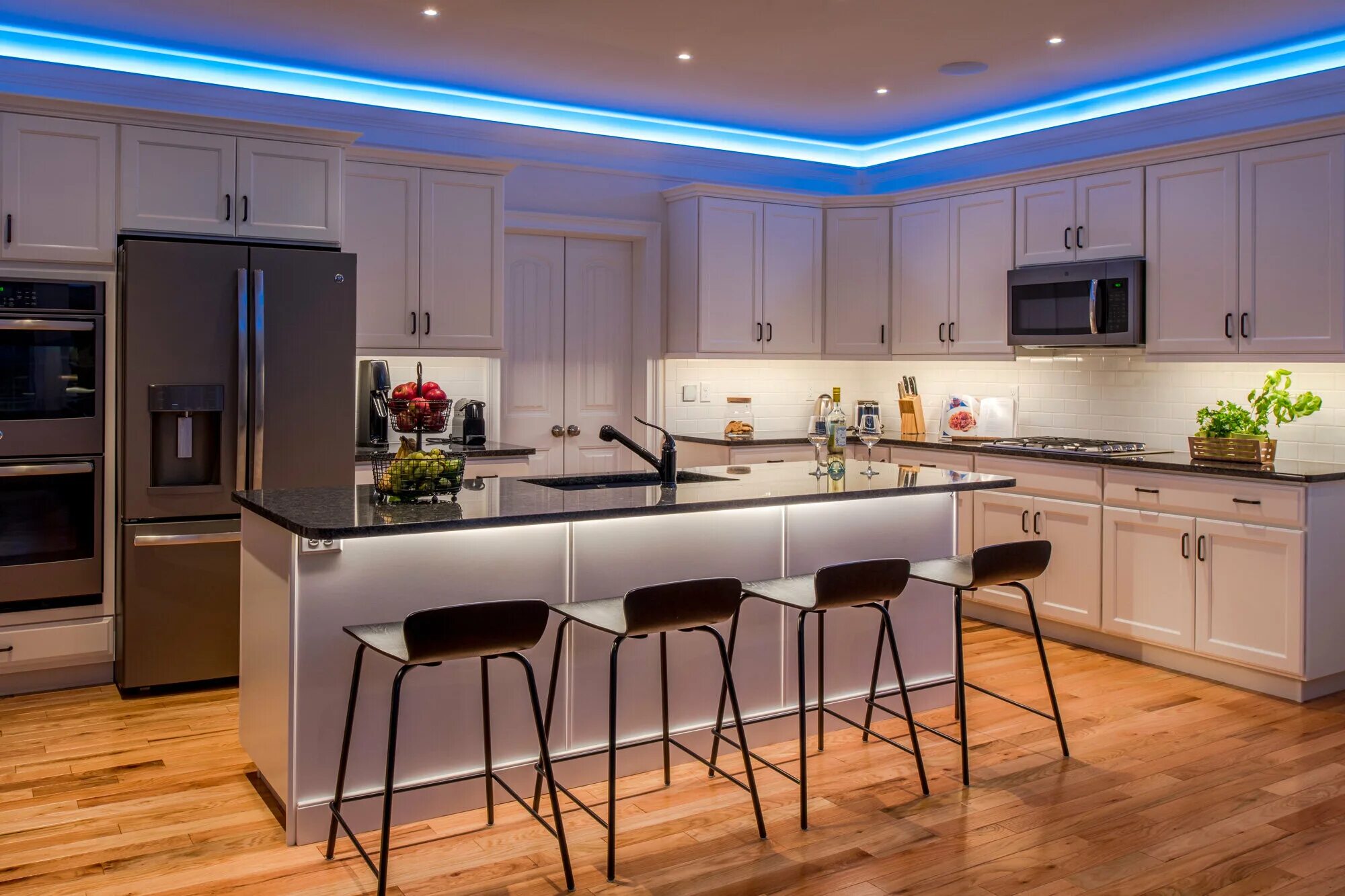 Кухонная подсветка фото Это он - неон: как использовать мягкий свет в интерьере