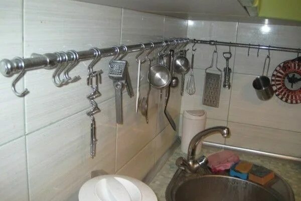 Кухонная штанга с крючками фото высота рейлинга на кухне над столешницей - от 40 до 50 см. А расстояние от верхн