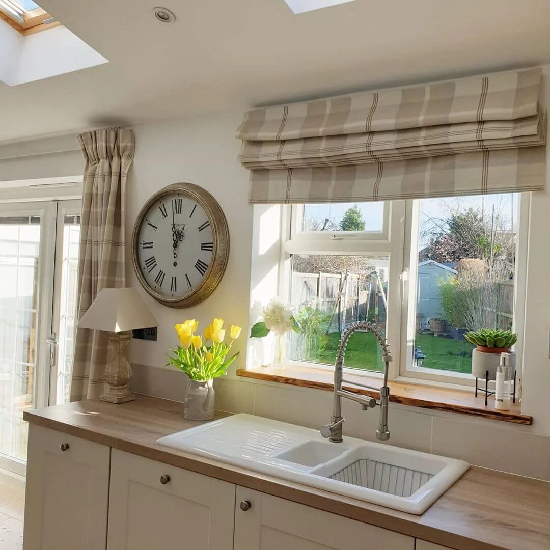 Кухонная шторка фото Римские шторы на кухню: описание идей и 380 фото в интерьере