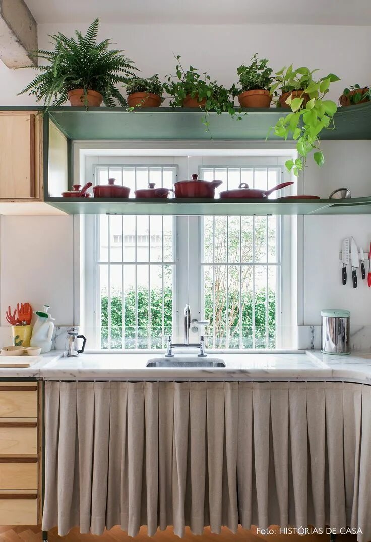 Кухонная шторка фото 3 apês lindos no mesmo prédio Histórias de Casa Cortina pia cozinha, Cozinhas mo