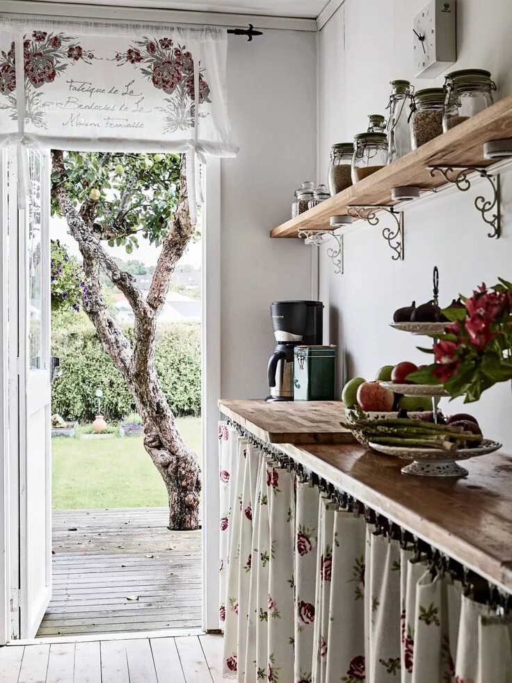Кухонная шторка фото Интерьер кухни с деревянной столешницей: варианты декора и 70 лучших реализаций 
