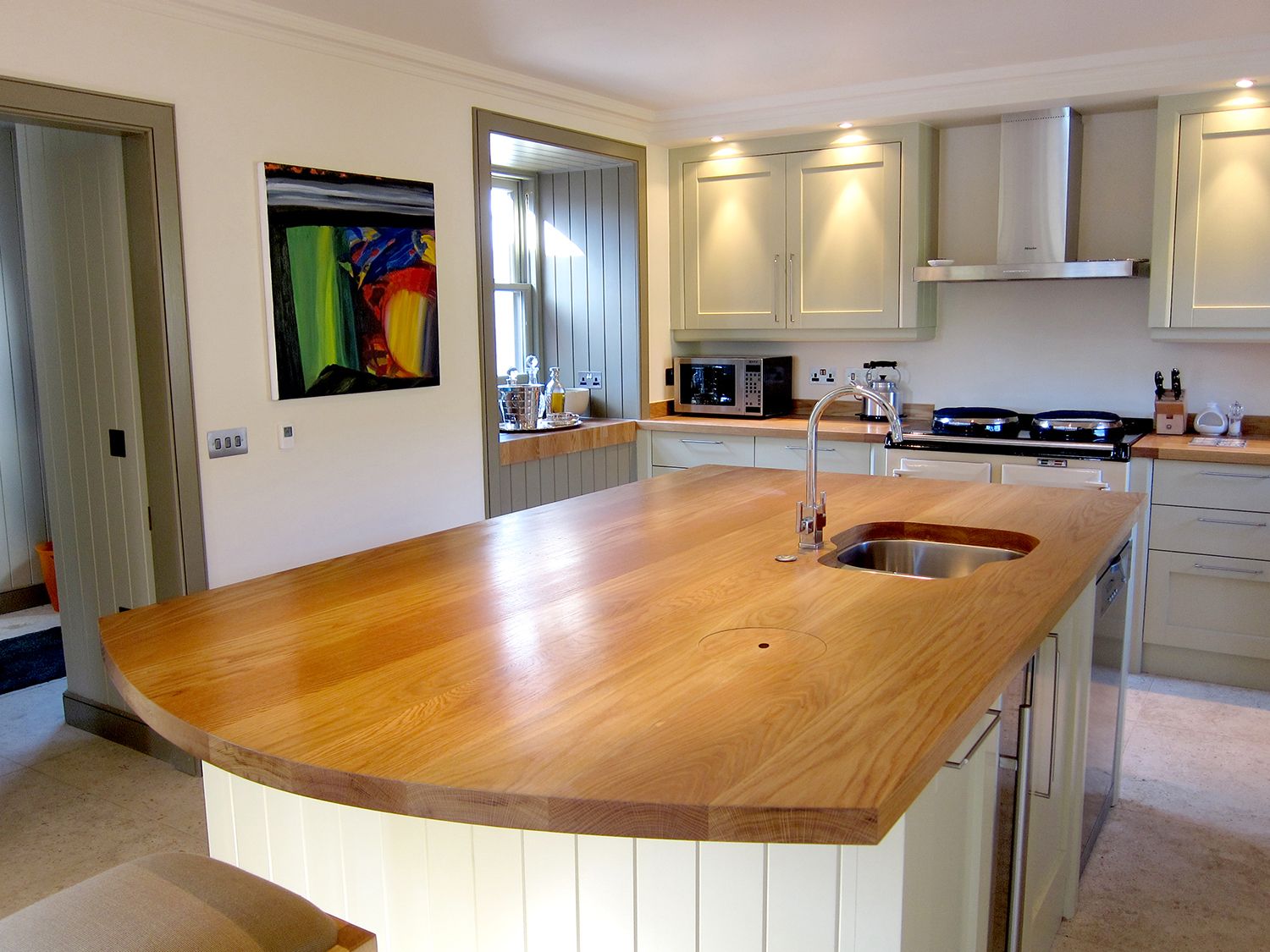 Кухонная столешница лиственница фото The solid Oak worktop on the island dominates the room. Providing the kitchen wi