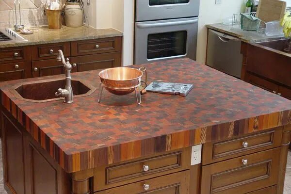 Кухонная столешница своими руками фото End grain mixed wood butcher block island countertop. Photo Source: glumber.com 