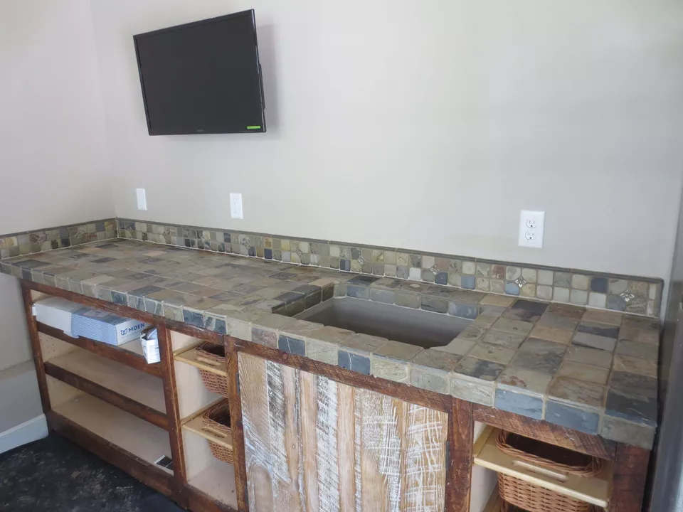 Кухонная столешница своими руками фото 18 Tile Kitchen Countertops That Are Surprisingly Fresh in 2022 Tile countertops