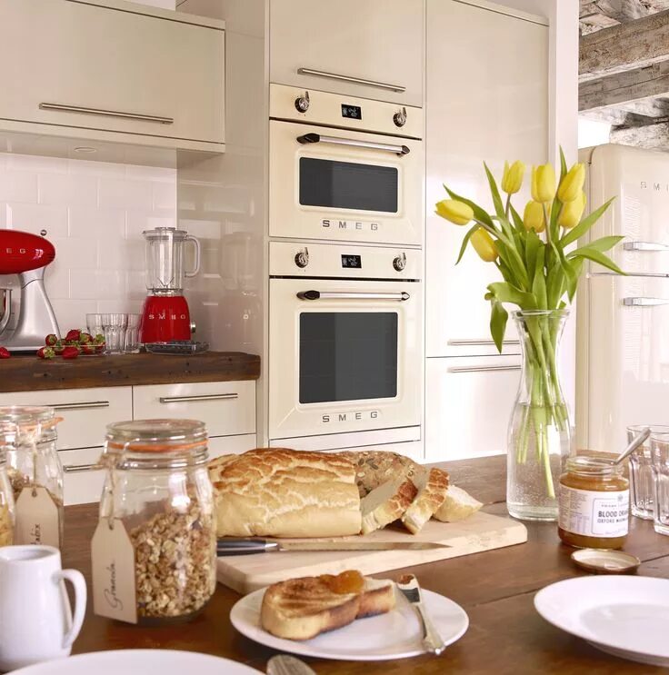 Кухонная техника в интерьере Cream Smeg Ovens Smeg kitchen, Kitchen inspirations, Built in ovens