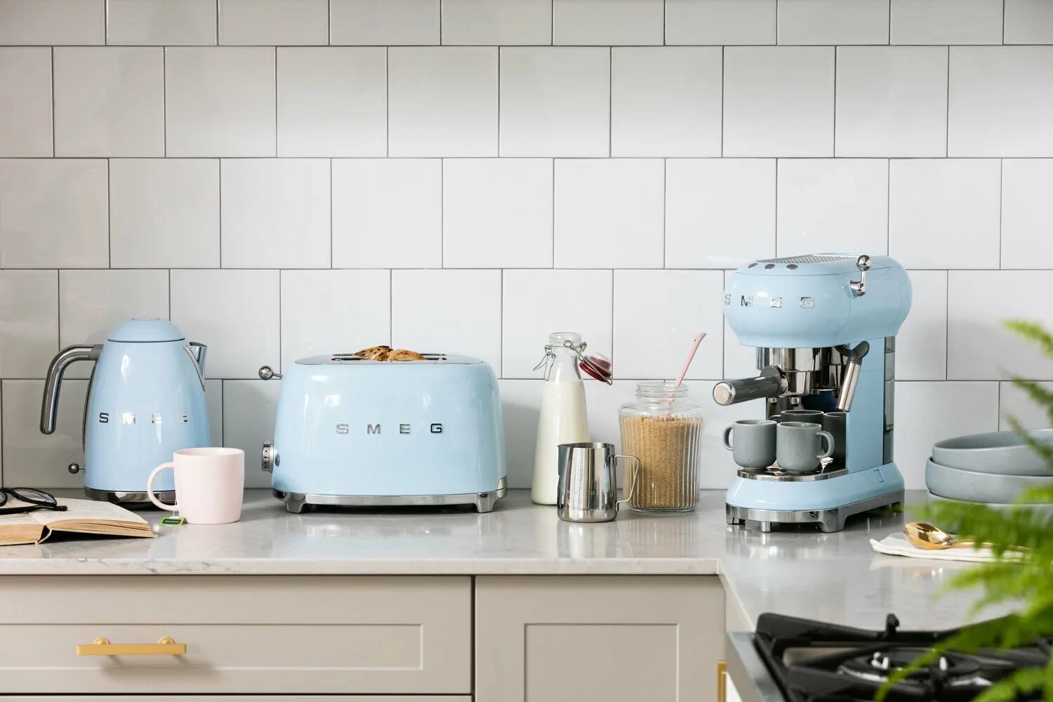 Кухонная техника в интерьере Премьера от Smeg: малая бытовая техника в стиле 50-х годов - обзор от нашего инт