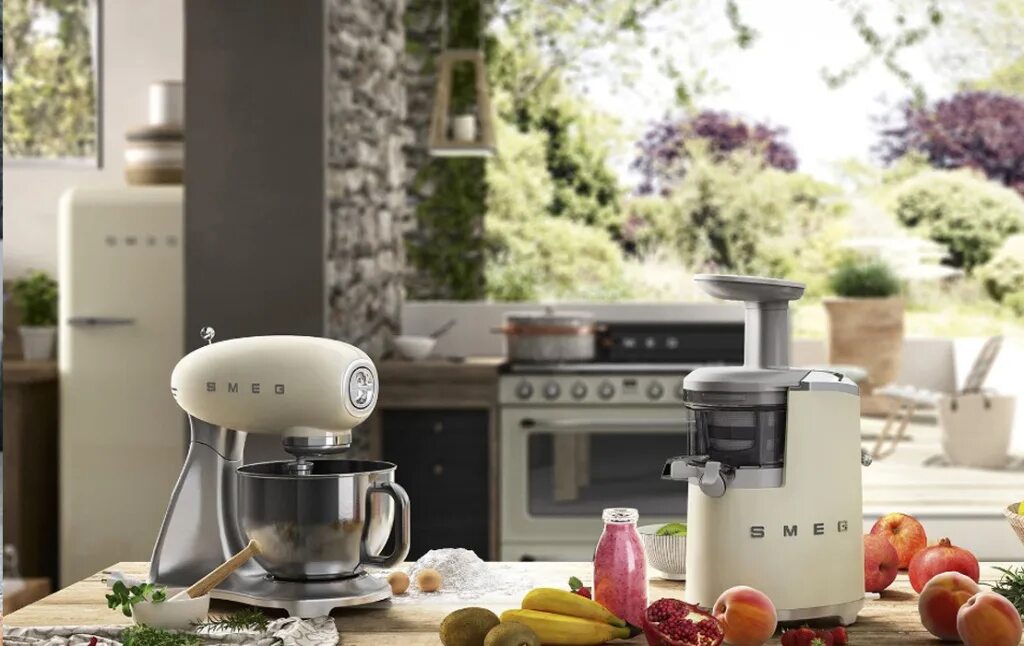 Кухонная техника в интерьере Миксер Smeg 50’s Style, красный, арт. HMF01RDEU - цена от 17 690 р