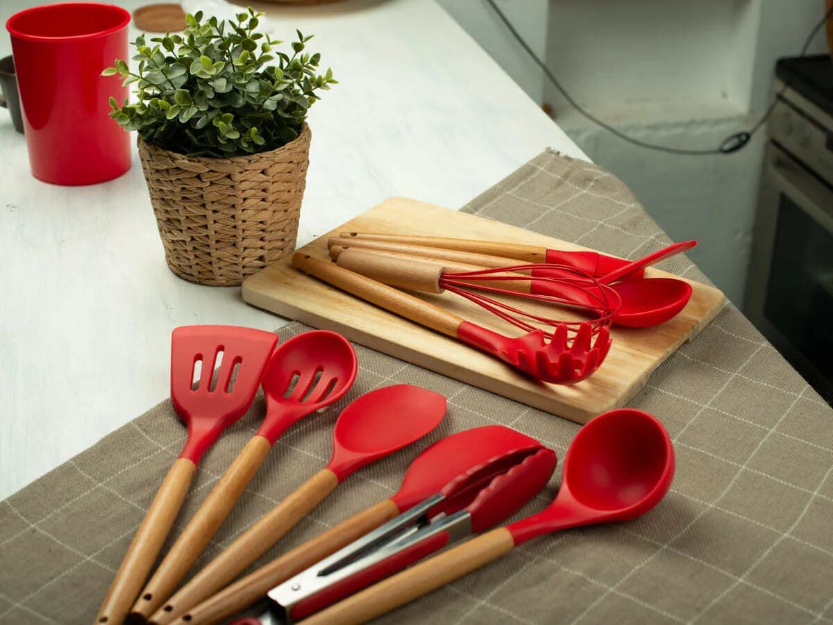 Кухонная утварь фото Красные кухонные принадлежности hilZz