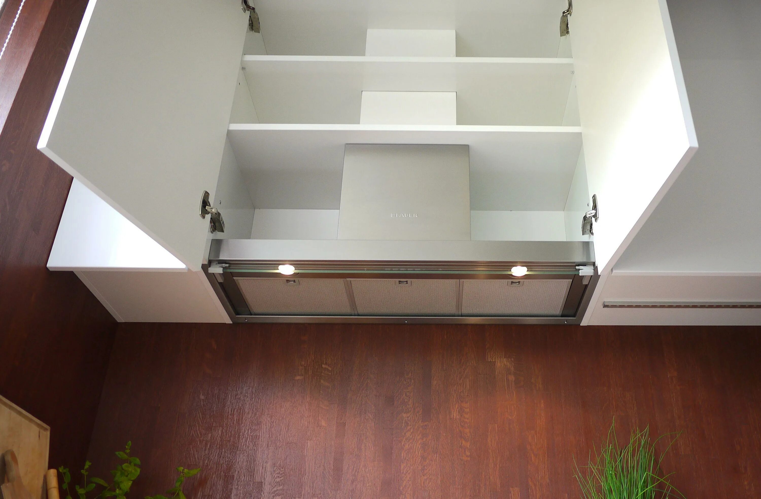 Кухонная вытяжка в шкафу фото Подключение вытяжки на кухне к вентиляции, к электричеству самостоятельно