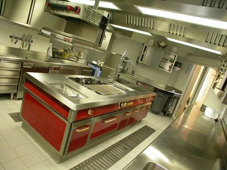 Кухонное производство фото www.stainlesssteeltile.com likes this red commercial kitchen design for resturan