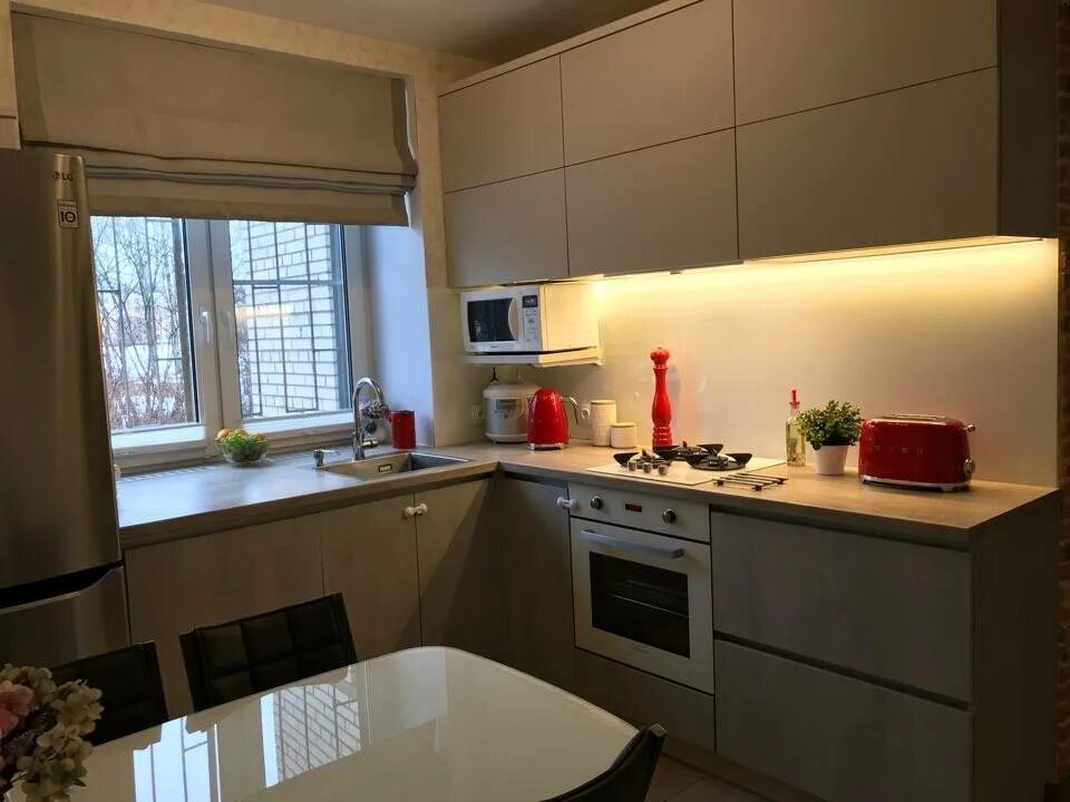 Кухонные 9 кв фото Мойка у окна на кухне - реальные интерьеры (10 фото)