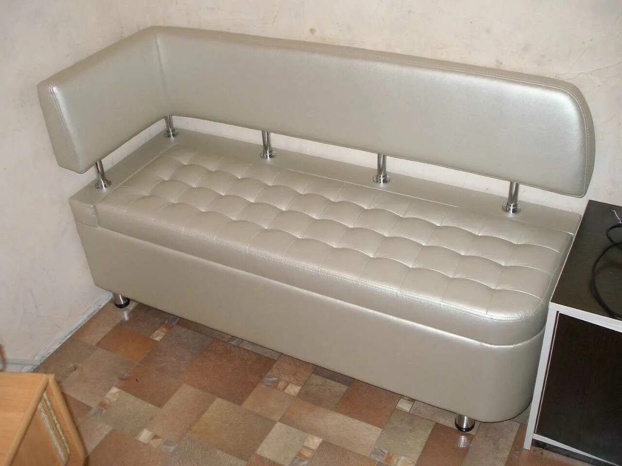 Кухонные диванчики фото и цены Узкий прямой диван для маленькой кухни: со спальные местом и без, с подлокотнико