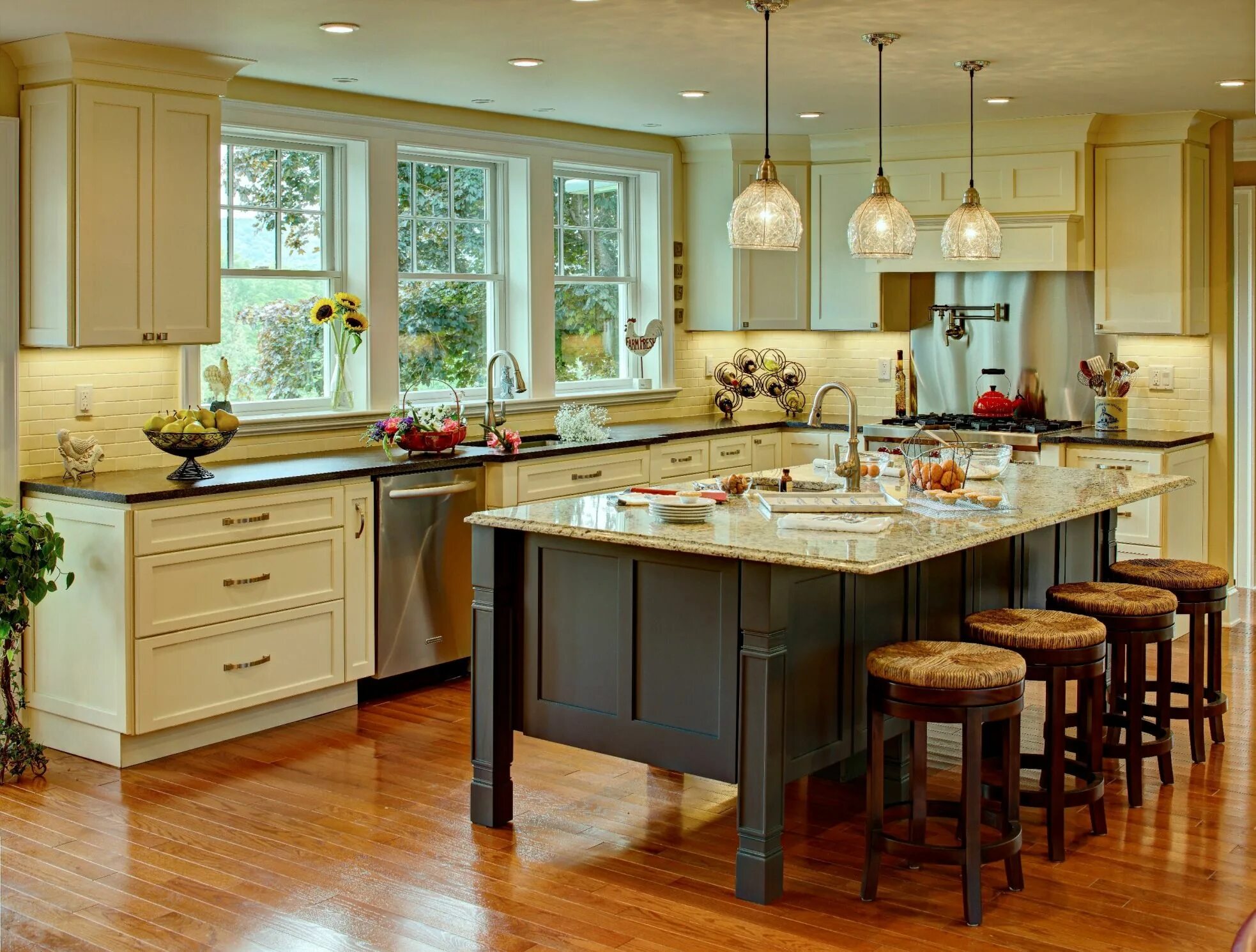 Кухонные дизайны для дома фото Captivating Farmhouse Kitchen Design Complete With White Wooden Stained Kitchen 