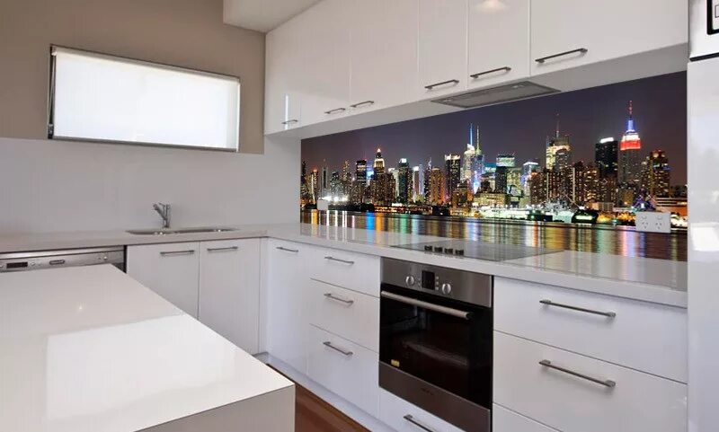 Кухонные фартуки интерьер фото Бежевая кухня 12 кв. м с ночным городом на фартуке и черно-белыми обоями (8 фото