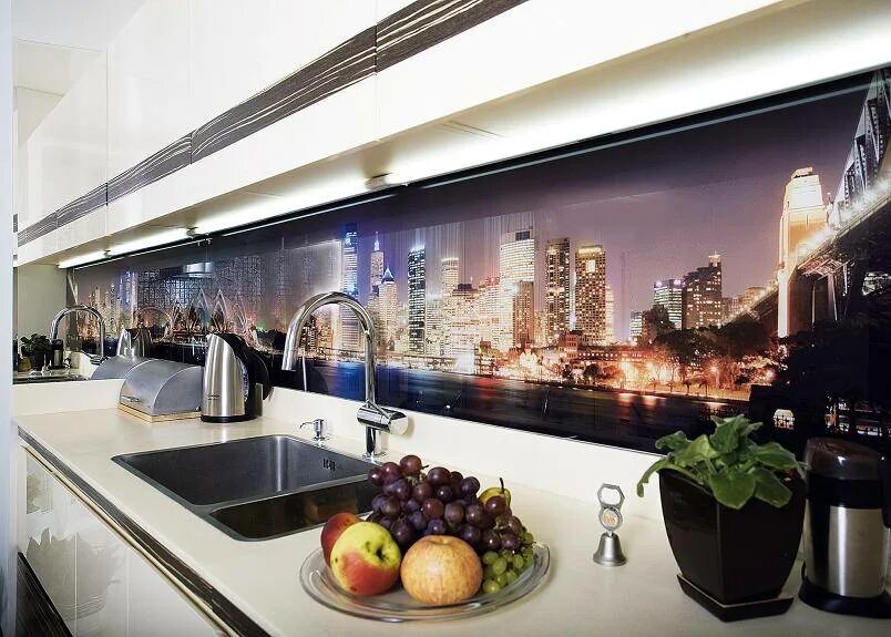 Кухонные фартуки интерьер фото Стеклянный фартук на кухню город - фото