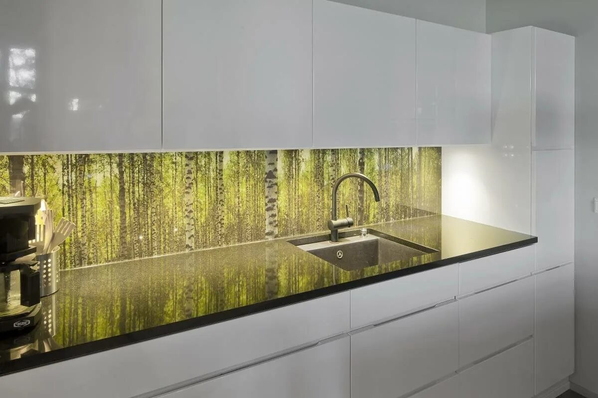 Кухонные фартуки на стену стекло фото Фартуки для кухни из стекла: 70 лучших фото из каталогов и реальных интерьеров