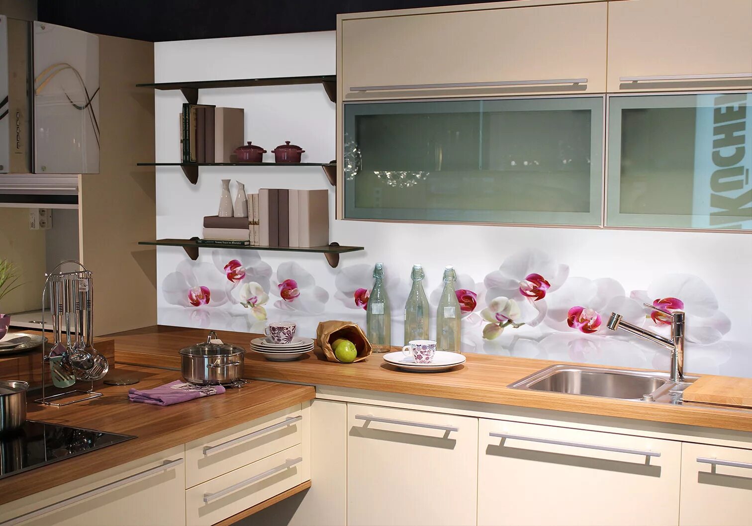 Кухонные фартуки в интерьере кухни фото Фартук с цветами на кухню: дизайн, виды материалов, фото